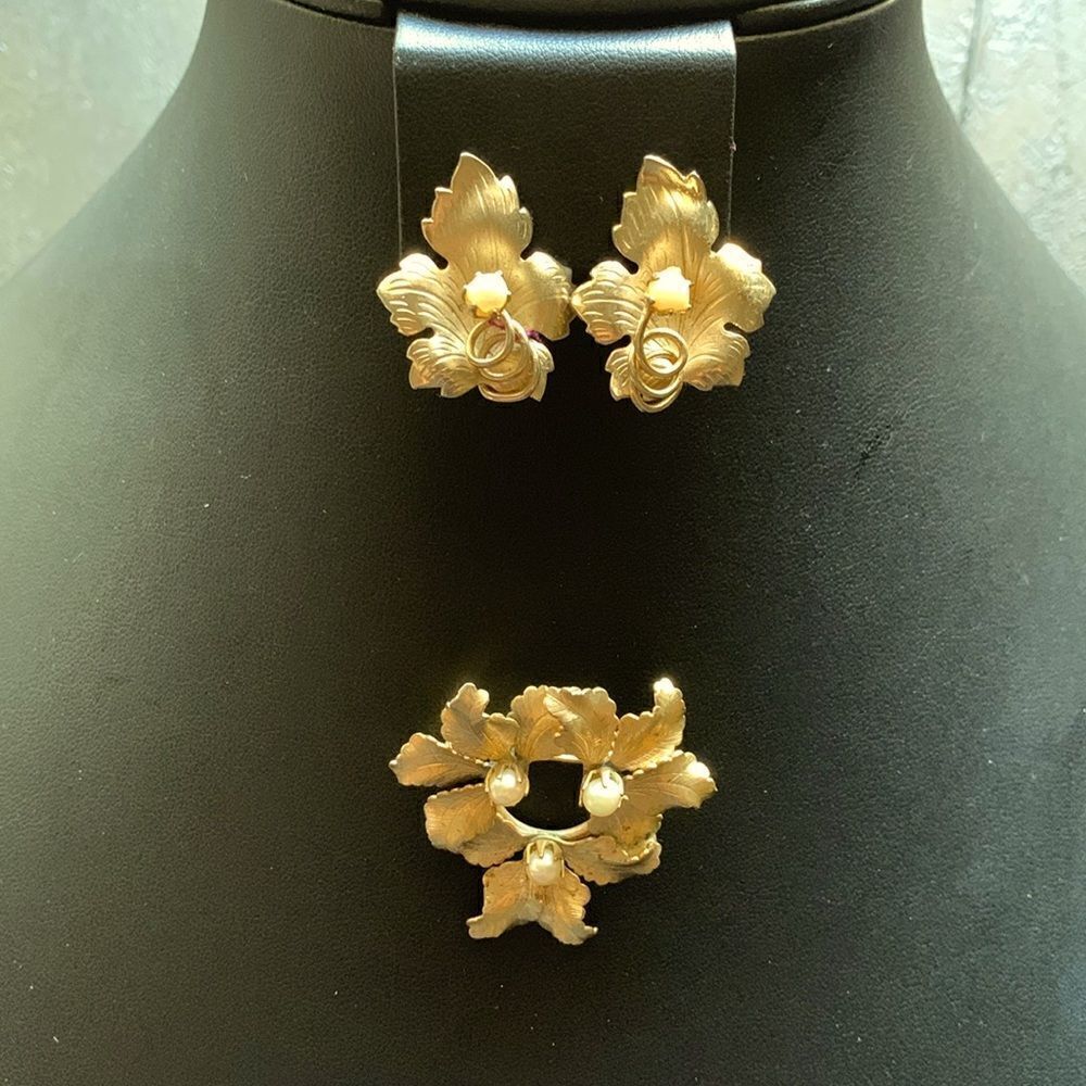 Lovely Vintage Genuine Pearls in Brushed Gold Leaves Brooch n CLIP Earrings Set